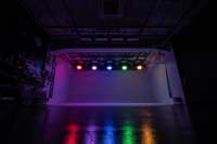 AスタジオのRGBカラーバックライトで色を付けた白ホリ