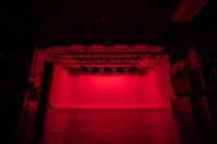 BスタジオのRGBカラーバックライトで色を付けた白ホリ